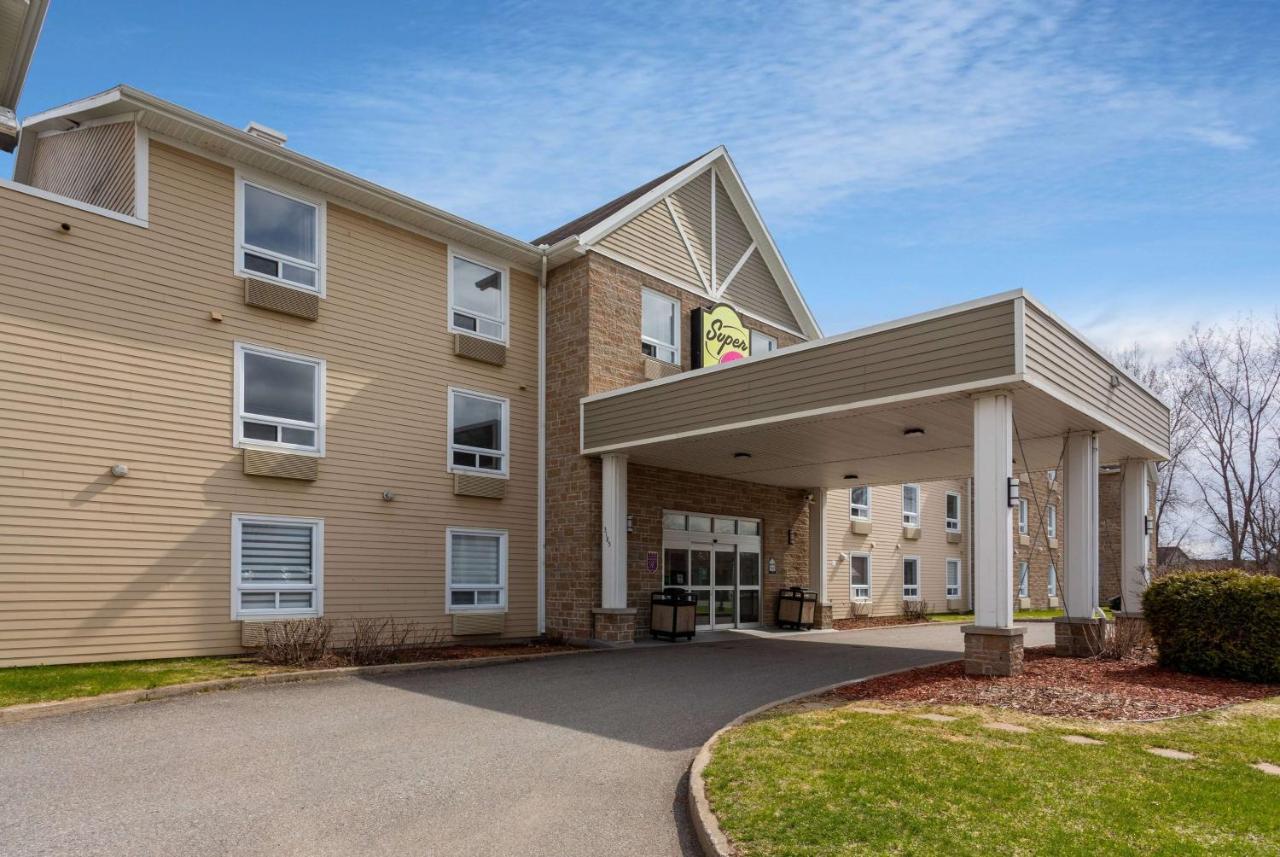 Super 8 By Wyndham Hotel